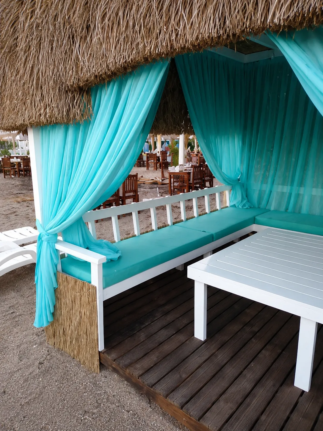 Bodrum beach club kabininde turkuaz voile perde