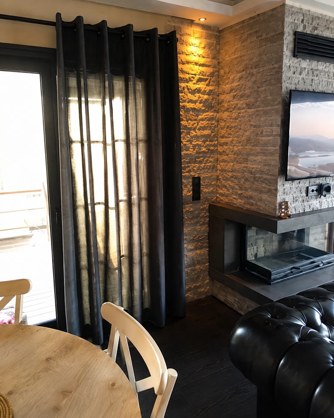 Taş duvarlı villa salonunda özel üretim koyu renkli perde