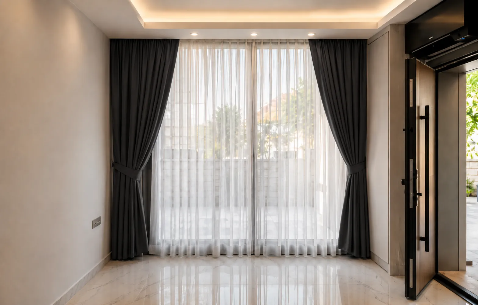 Villa salonunda antrasit fon perde ve beyaz tülün katmanlı uygulaması